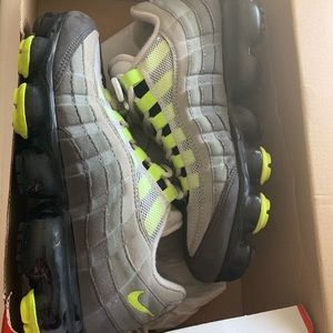 NIKE AIR VAPORMAX ‘95 Size 6M/7.5W